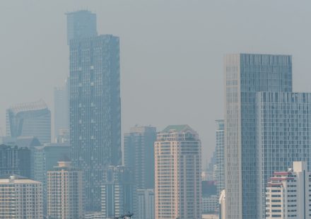 Kondisi kabut asap tebal menyelimuti kawasan pemukiman akibat kebakaran hutan dan lahan