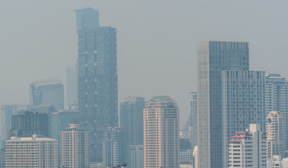 Kondisi kabut asap tebal menyelimuti kawasan pemukiman akibat kebakaran hutan dan lahan