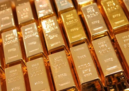 Tumpukan emas batangan bersertifikat yang menggambarkan investasi logam mulia